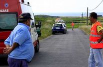 Vecinos y efectivos de emergencias, junto a una ambulancia en el punto del atropello de Laxe.