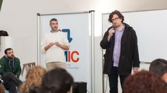 Toni Lodeiro (izquierda), con el concejal Alberto Lema.