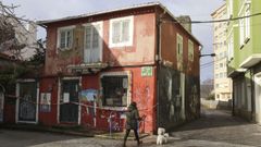 El edificio que se alza en la esquina de la calle Alonso Lpez con Muo do Vento, en la plaza de La Tahona, alberg la tienda de Vicente y Piedad y tambin una tortillera