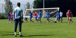 Los jugadores del Compos retiran una porter�a a la conclusi�n del entrenamiento de ayer en en el campo anexo de San L�zaro. 
