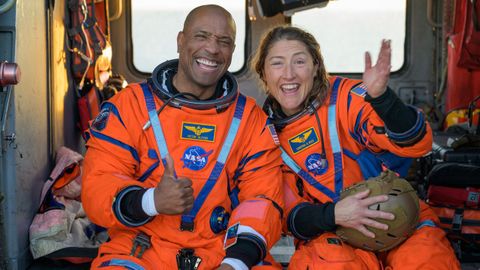 Fotograf�a cedida con la NASA donde aparece el piloto de la misi�n Artemis II, el astronauta Victor Glover, y la especialista de misi�n, la astronauta Christina Koch, saludando desde un helic�ptero MH-60 Seahawk de la Armada estadounidense tras salir de la nave espacial Orion.