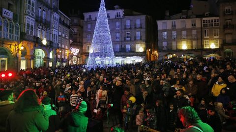 LUCES DE NAVIDAD EN OURENSE.En la ciudad, el alumbrado navideo se encendi en la vspera del puente de la Constitucin