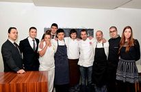 Javi Olleros posa con todo su equipo en el restaurante Culler de Pau de O Grove. 