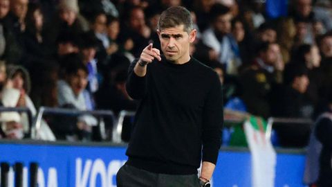 Antonio Hidalgo da instrucciones desde la banda