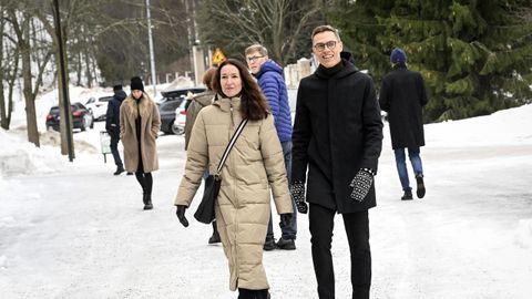 Stubb y su esposa, llegando ayer a su colegio electoral