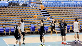 Francis Alonso (centro de la imagen) junto a otros compa�eros en un ejercicio de un entrenamiento en el Pazo