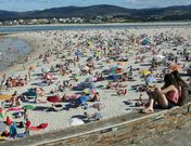 La playa de Foz, abarrotada, uno de los lugares de concentraci�n de m�s turistas. 