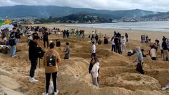 Preparativos para las hogueras de San Xo�n en la playa de Panx�n, en Nigr�n