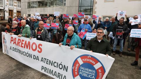 La nueva protesta tuvo lugar este jueves en la Praza Maior y ante la casa consistorial