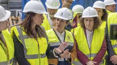 La conselleira Mara Martnez Allegue (izquierda) y la alcaldesa, Goretti Sanmartn (derecha), en una visita a obras de vivienda pblica