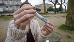Lola posa con el f�rmaco minutos antes de que se lo administren
