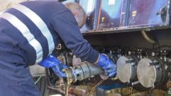 Un transportista, aprovisionando di�sel en su cami�n, en una gasolinera gallega