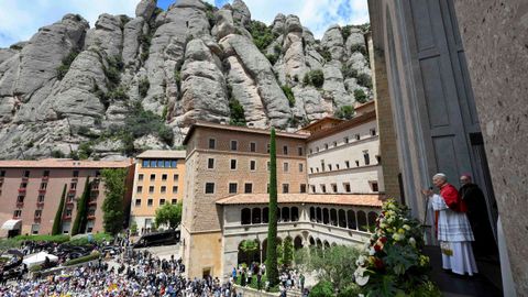 El papa Le�n desde el balc�n de Montserrat.