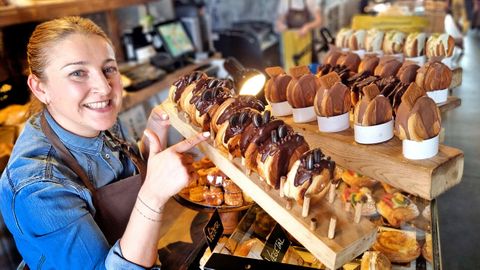 Montse Fernndez muestra estos bollos, conocidos como new york rolls o croissant supreme, en uno de los locales de A Maqua, en O Porrio