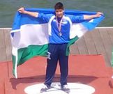 Xoel, en el podio con la bandera focense tras coronarse campe�n.