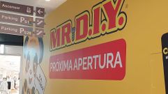 Un cartel anunciador en As Cancelas da cuenta de la llegada de Mr. DIY