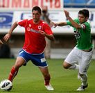 El capit�n rojiblanco Manu, presionando a un jugador del Numancia para hacerse con el cuero.