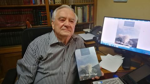 El periodista Jos� Luis Rodr�guez Mera, junto con su nuevo libro �Remembranzas festivas canguesas�
