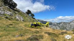 Helicptero del Servicio de Emergencias del Principado de Asturias (SEPA) durante el rescate en Cabrales
