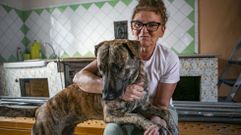 Manola Núñez con Aixa, que ahora tiene unos dos años, en su casa de Rianxo
