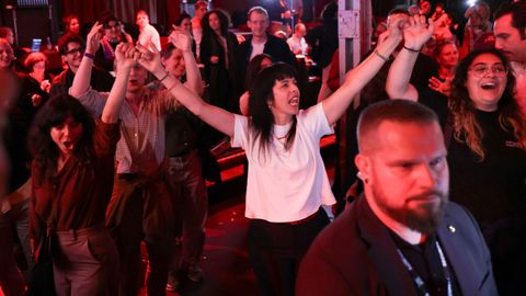  Elif Eralp bailando en la fiesta de la noche electoral