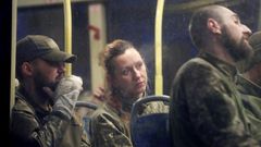 Varios combatientes esperan en un autob�s ruso tras salir de Azovstal.