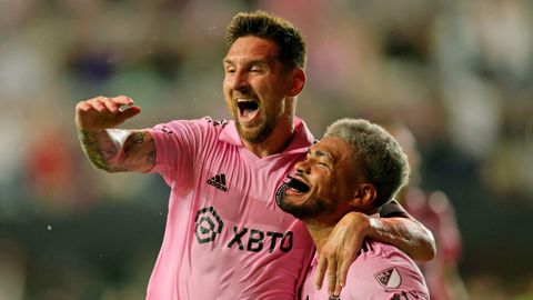 Messi celebra el gol junto a su compaero Josef Martnez