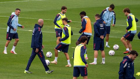 Claudio Gir&aacute;ldez observa a sus futbolistas durante el entrenamiento de este mi&eacute;rcoles en la Cidade Deportiva Afouteza.