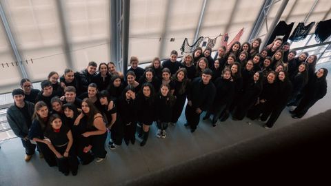 Foto de familia de los artfices de la exposicin, todos estudiantes de primer curso