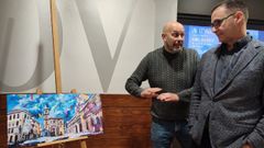 El concejal de Cultura del Ayuntamiento de Oviedo, Jos� Luis Costillas, junto al artista ovetense To�o Velasco, explicando una de sus obras