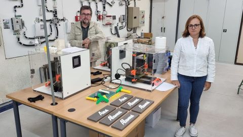 Toms y Carolina, profesores colaboradores del proyecto, junto a algunos de los carteles nuevos.