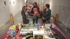 Marta Mart�nez de la asociaci�n Tebuki Toy acompa�ada de las concejalas Maite Ferreiro y Cristina L�pez inauguran  As� Xogabamos  en el museo MIHL