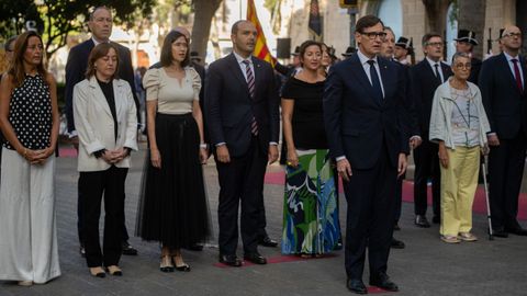 Illa, acompa�ado por miembros de su Gobierno durante la ofrenda floral frente al monumento de Rafael Casanova.