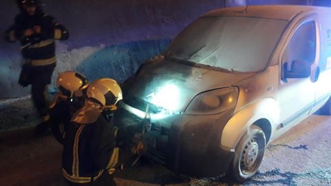 Furgoneta incendiada en el Negr�n.