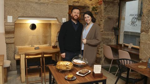 Andrew y Judit abrieron en la r�a da Troia un rinc�n acogedor donde empezar el d�a con un caf� de especialidad y un dulce casero, disfrutar de un buen brunch o tomar un plato caliente elaborado y servido con el mismo cari�o. La pareja destaca lo bien recibidos que fueron por los vecinos y est� gratamente sorprendida por el car�cter gallego.
