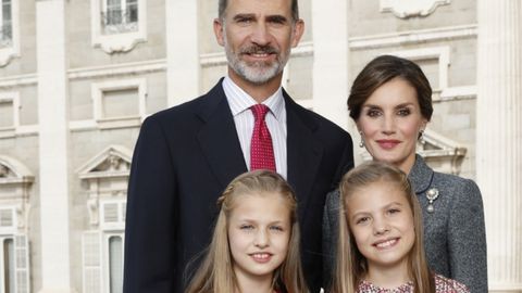 Los reyes felicitan la Navidad con una foto familiar