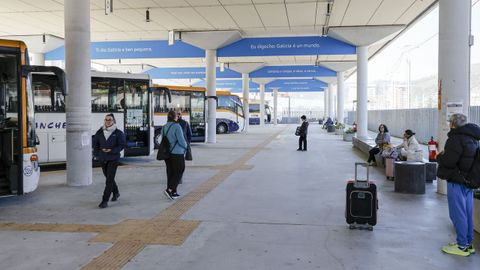 Viajeros pasean en la estaci�n intermodal de Ourense, este lunes.