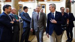 Alfonso Rueda (D), con el embajador de M�xico en Espa�a, Quirino Ordaz (I), en el acto de inauguraci�n del Consulado Honorario celebrado en el Liceo de Ourense.