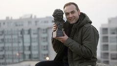 Alberto V�zquez con el Goya que recibi� en el 2012 por el cortometraje de animaci�n  Birdboy 