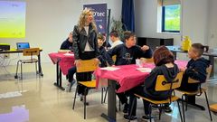 Martina Aneiros, con un grupo de alumnos. 