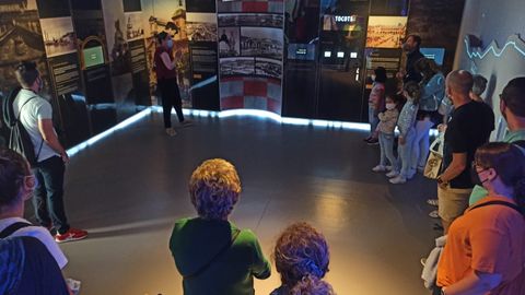Varias personas visitan el Museo de la Historia Urbana de Avil�s