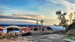 Las obras se encuentran avanzadas. Destacan los tejados abovedados y su integracin en el entorno.