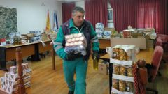 Acopio de alimentos en el Ayuntamiento de O Savi�ao para entreg�rselos a familias que los precisasen