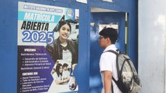 Estudiantes ingresan al Instituto Nacional Maestro Alberto Masferrer este miércoles, en San Salvador.