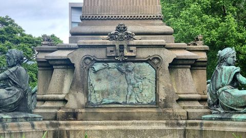 Los bronces inferiores del monumento a Elduayen tambi�n tienen escudos del siglo XIX