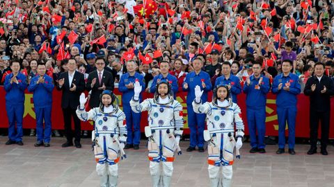 Los astronautas Zhu Yangzhu, Zhang Zhiyuan y Lai Ka-ying en el despegue de la misi�n Shenzhou-23 en mayo