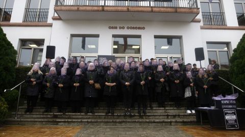 Mujeres con velos morados representaron en Monforte a las mujeres y ni�os muertos por la violencia machista en lo que va de a�o