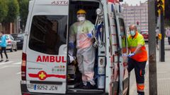 Traslado de usuarios de una residencia de Gij�n, en el inicio de la pandemia