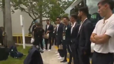 Los internacionales uruguayos durante el cacheo al llegar a Miami