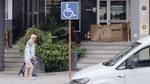 Una persona duerme en un portal del barrio de A Ponte